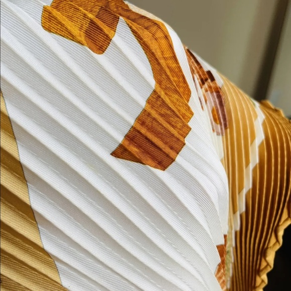 AUTHENTIC HERMES WOMENS PLISSE SILK SCARF - Picture 8 of 11